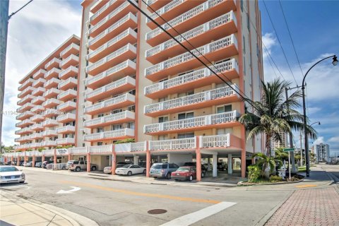 Condominio en alquiler en Hollywood, Florida, 1 dormitorio, 97.55 m2 № 2000632 - foto 6