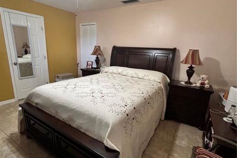 House in Deltona, Florida 3 bedrooms, 151.43 sq.m. № 2211915 - photo 13