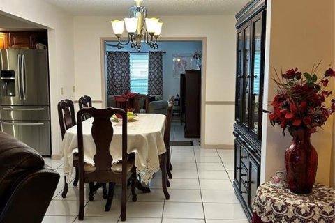 House in Deltona, Florida 3 bedrooms, 151.43 sq.m. № 2211915 - photo 6