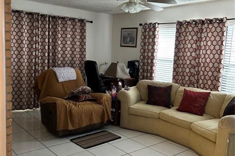 House in Deltona, Florida 3 bedrooms, 151.43 sq.m. № 2211915 - photo 24