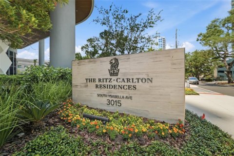 Condo in Tampa, Florida, 2 bedrooms № 2111915 - photo 2