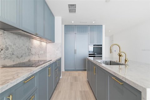 Condo in Tampa, Florida, 2 bedrooms № 2111915 - photo 11