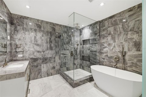 Condo in Tampa, Florida, 2 bedrooms № 2111915 - photo 19