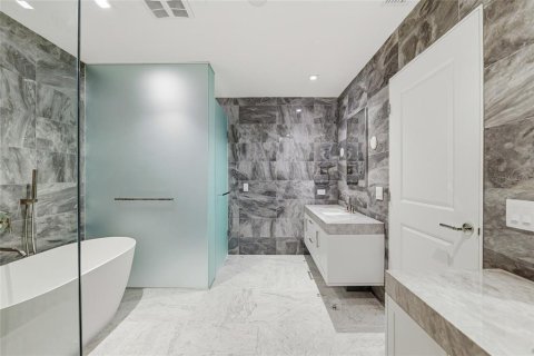 Condo in Tampa, Florida, 2 bedrooms № 2111915 - photo 18