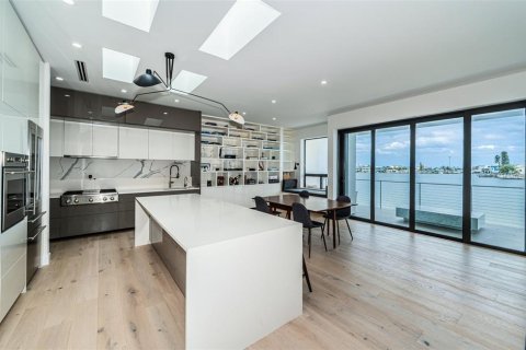 House in Madeira Beach, Florida 3 bedrooms, 213.77 sq.m. № 2206444 - photo 18