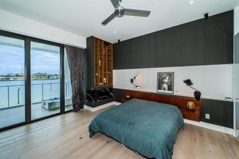 House in Madeira Beach, Florida 3 bedrooms, 213.77 sq.m. № 2206444 - photo 23