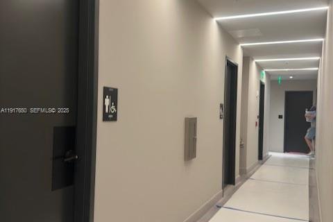 Купить коммерческую недвижимость в Халландейл-Бич, Флорида № 2034513 - фото 22