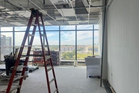 Купить коммерческую недвижимость в Халландейл-Бич, Флорида № 2034513 - фото 15