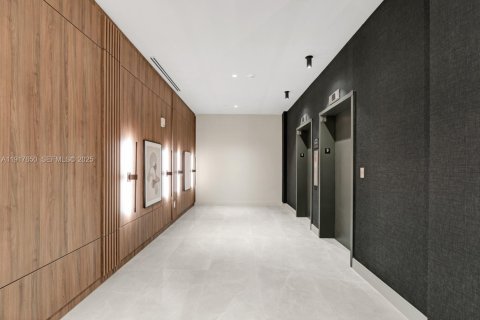 Купить коммерческую недвижимость в Халландейл-Бич, Флорида № 2034513 - фото 3