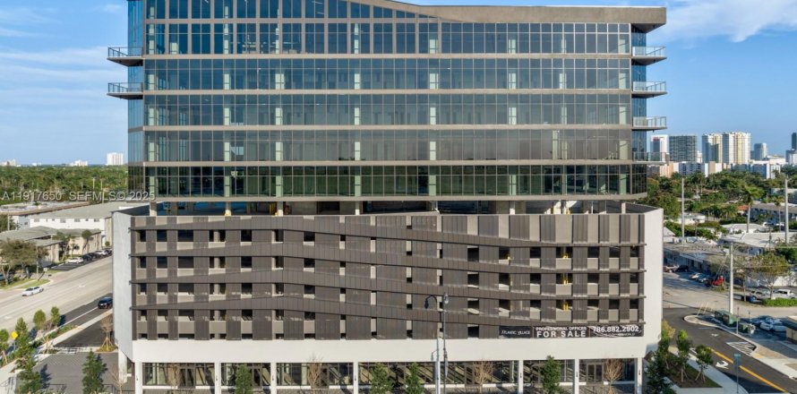 Коммерческая недвижимость в Халландейл-Бич, Флорида № 2034513