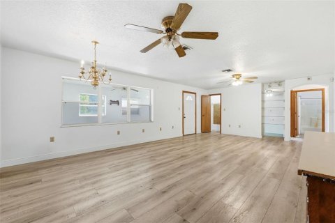 Купить коммерческую недвижимость в Сорренто, Флорида 241.92м2, № 2330451 - фото 18