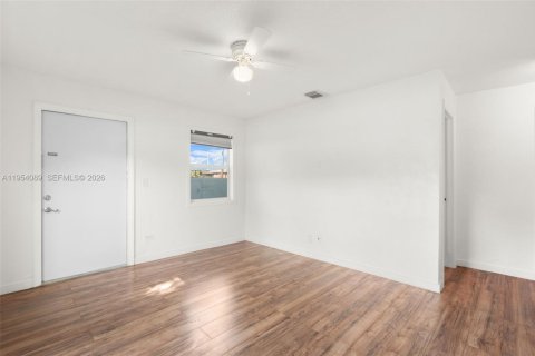 Villa ou maison à vendre à Davie, Floride: 2 chambres, 62.71 m2 № 2010907 - photo 8