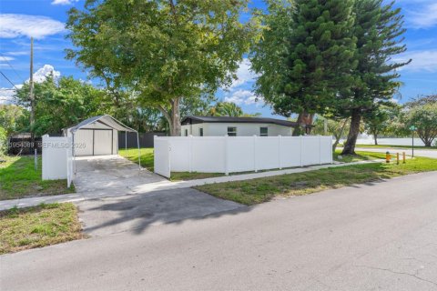 Villa ou maison à vendre à Davie, Floride: 2 chambres, 62.71 m2 № 2010907 - photo 25