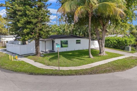 Villa ou maison à vendre à Davie, Floride: 2 chambres, 62.71 m2 № 2010907 - photo 30