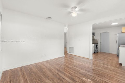 Villa ou maison à vendre à Davie, Floride: 2 chambres, 62.71 m2 № 2010907 - photo 10