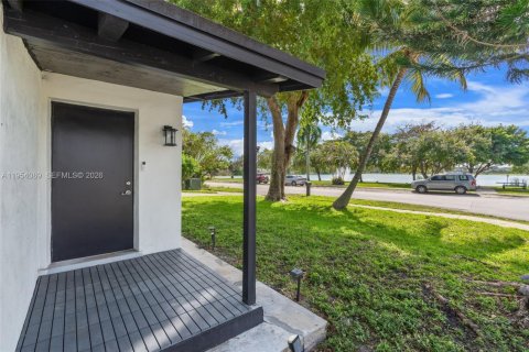 Villa ou maison à vendre à Davie, Floride: 2 chambres, 62.71 m2 № 2010907 - photo 5