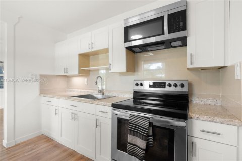 Villa ou maison à vendre à Davie, Floride: 2 chambres, 62.71 m2 № 2010907 - photo 12