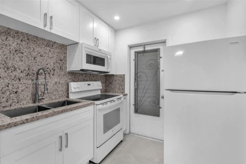 Condo in Hollywood, Florida, 2 bedrooms  № 2152809 - photo 19