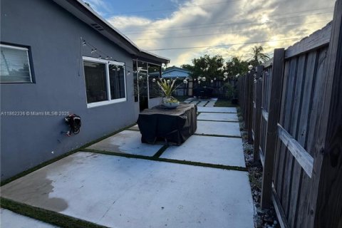House in Lauderdale Lakes, Florida 3 bedrooms, 103.21 sq.m. № 1889811 - photo 23