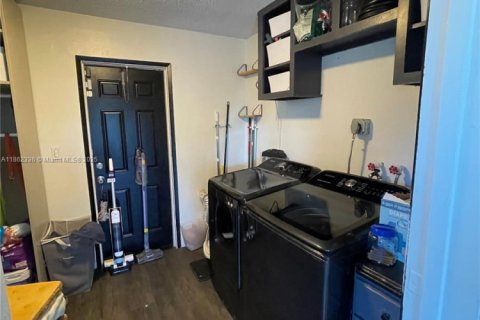 House in Lauderdale Lakes, Florida 3 bedrooms, 103.21 sq.m. № 1889811 - photo 10