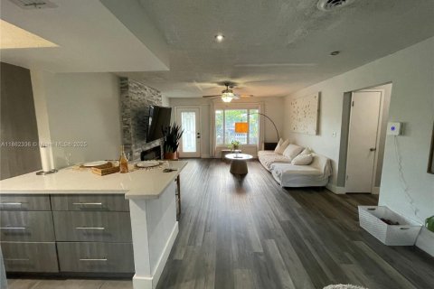 House in Lauderdale Lakes, Florida 3 bedrooms, 103.21 sq.m. № 1889811 - photo 4