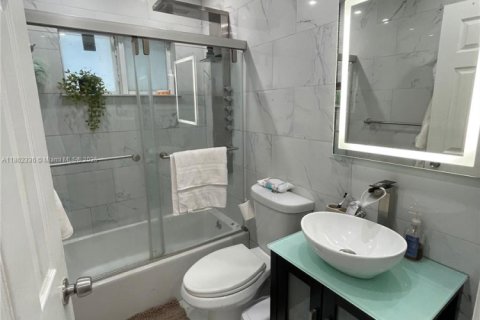 House in Lauderdale Lakes, Florida 3 bedrooms, 103.21 sq.m. № 1889811 - photo 18