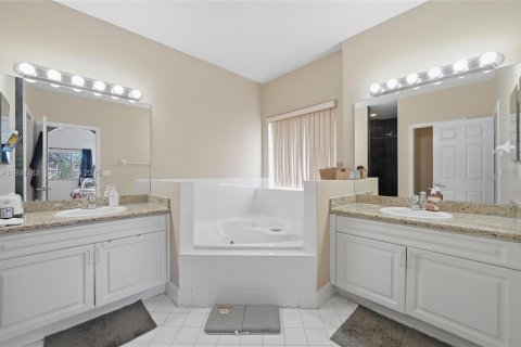 Villa ou maison à vendre à Homestead, Floride: 4 chambres, 259.38 m2 № 1992640 - photo 30