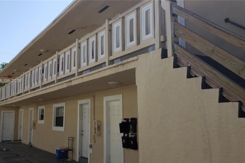 Casa en alquiler en Fort Lauderdale, Florida, 4 dormitorios, 111.48 m2 № 1959507 - foto 3