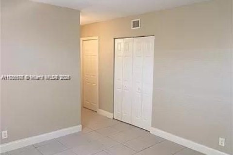 Casa en alquiler en Fort Lauderdale, Florida, 4 dormitorios, 111.48 m2 № 1959507 - foto 28