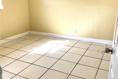 Casa en alquiler en Fort Lauderdale, Florida, 4 dormitorios, 111.48 m2 № 1959507 - foto 15