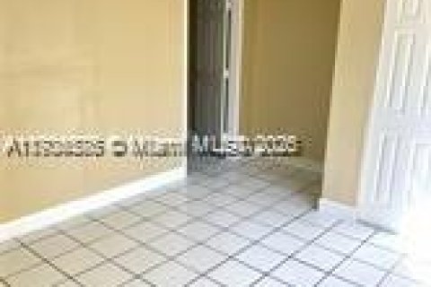 Casa en alquiler en Fort Lauderdale, Florida, 4 dormitorios, 111.48 m2 № 1959507 - foto 22