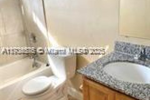 Casa en alquiler en Fort Lauderdale, Florida, 4 dormitorios, 111.48 m2 № 1959507 - foto 9