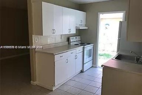 Casa en alquiler en Fort Lauderdale, Florida, 4 dormitorios, 111.48 m2 № 1959507 - foto 30