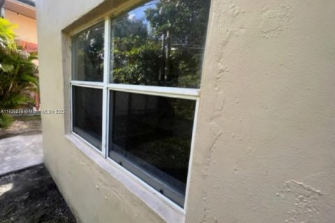 Casa en alquiler en Fort Lauderdale, Florida, 4 dormitorios, 111.48 m2 № 1959507 - foto 2