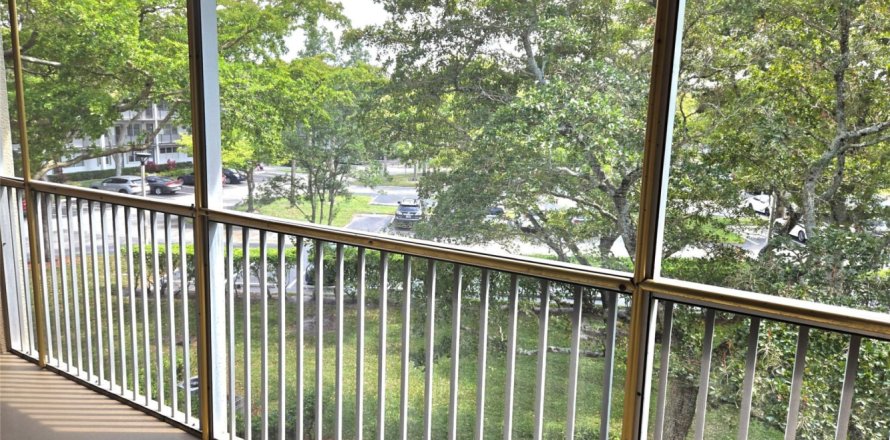 Condo in Pembroke Pines, Florida, 1 bedroom № 966128