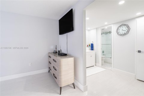Condo in Miami Beach, Florida, 2 bedrooms  № 2153071 - photo 24