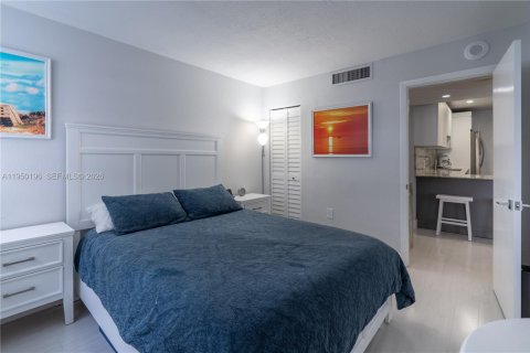Condo in Miami Beach, Florida, 2 bedrooms  № 2153071 - photo 16