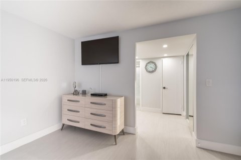 Condo in Miami Beach, Florida, 2 bedrooms  № 2153071 - photo 27