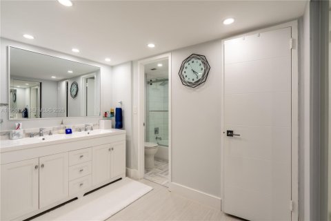 Condo in Miami Beach, Florida, 2 bedrooms  № 2153071 - photo 29