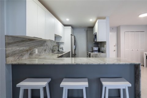Condo in Miami Beach, Florida, 2 bedrooms  № 2153071 - photo 11