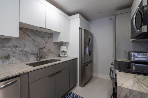 Condo in Miami Beach, Florida, 2 bedrooms  № 2153071 - photo 8