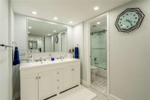 Condo in Miami Beach, Florida, 2 bedrooms  № 2153071 - photo 30
