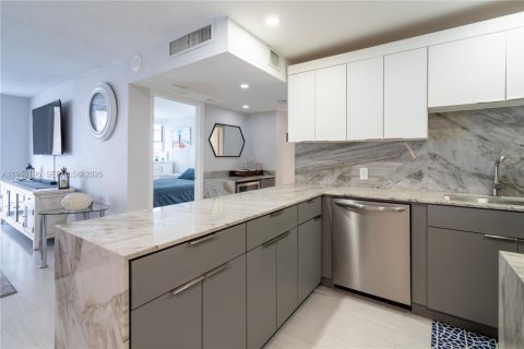 Condo in Miami Beach, Florida, 2 bedrooms  № 2153071 - photo 7
