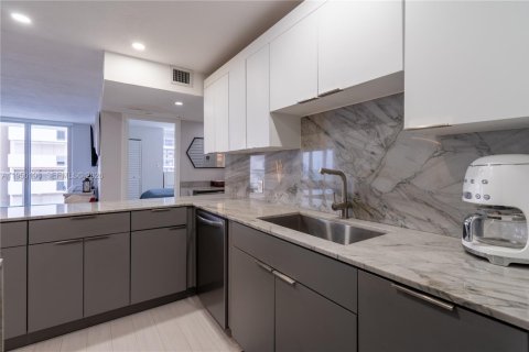 Condo in Miami Beach, Florida, 2 bedrooms  № 2153071 - photo 10