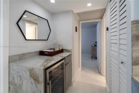 Condo in Miami Beach, Florida, 2 bedrooms  № 2153071 - photo 13