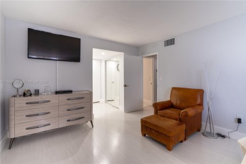 Condo in Miami Beach, Florida, 2 bedrooms  № 2153071 - photo 28