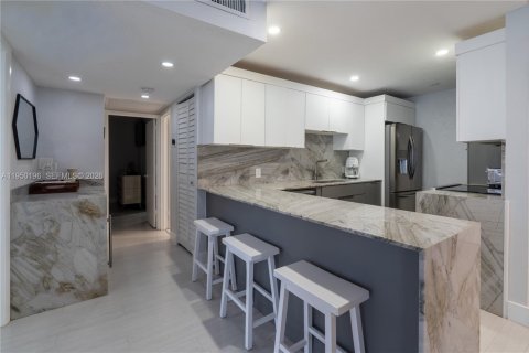 Condo in Miami Beach, Florida, 2 bedrooms  № 2153071 - photo 6
