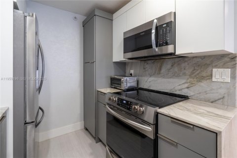 Condo in Miami Beach, Florida, 2 bedrooms  № 2153071 - photo 9