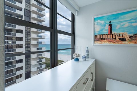 Condo in Miami Beach, Florida, 2 bedrooms  № 2153071 - photo 17
