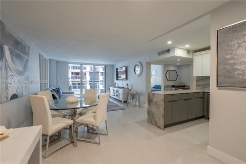 Condo in Miami Beach, Florida, 2 bedrooms  № 2153071 - photo 1